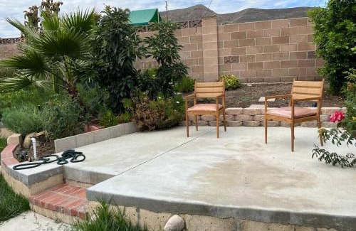 Casa Conejo House | Modern 3 King Beds, Beautiful Large Backyard, WFH, Long Stays, Waterfall, WI-FI, FWY, 25 mins to Beach