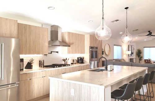 Coronado House | Modern 3Bedroom |Central PHx | HeatedPool