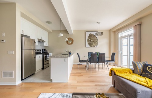 Stoney Creek House | Modern 3BR 2BA Townhome in Lakeshore