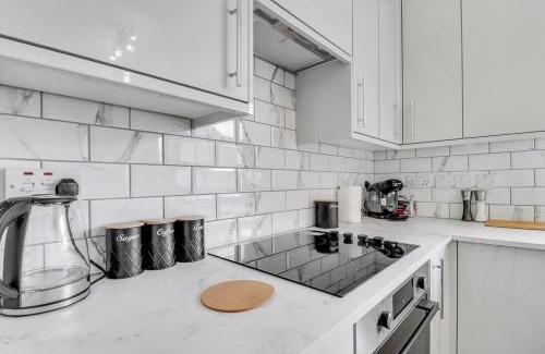 Hainault House | Modern 3BR Escape, Work & Relax, Fast Links to London, Free Parking
