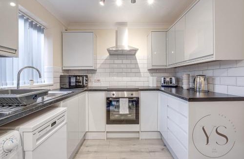 Tipton House | Modern 3BR Family Home in 14 Hempole Lane Near Dudley with Netflix, Wi-Fi & Free Parking