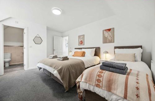 Birmingham House | Modern 3BR Home in 2 Nether Hall Near M6 J7 with Hot Tub, Smart TV and Free Parking