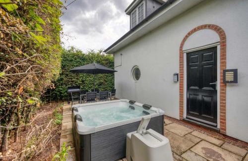 Birmingham House | Modern 3BR Home in 2 Nether Hall Near M6 J7 with Hot Tub, Smart TV and Free Parking