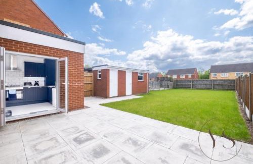 West Bromwich House | Modern 3BR Home in 9 Anson Rd Near Sandwell Hospital with Garden and Free Parking