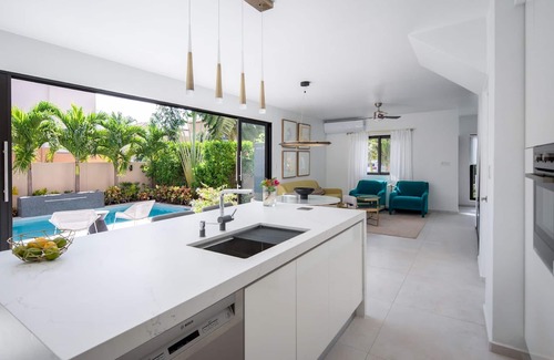 Gold Coast House | Modern 3BR home with PRIVATE POOL at Gold Coast Villas