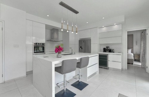 Gold Coast House | Modern 3BR home with PRIVATE POOL at Gold Coast Villas