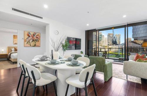 Docklands Apartment | Modern 3BR Melbourne Waterfront Apartment with Resort Amenities in Docklands