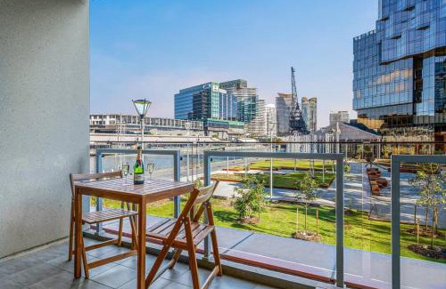 Docklands Apartment | Modern 3BR Melbourne Waterfront Apartment with Resort Amenities in Docklands