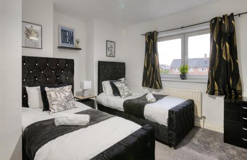 Trafford House | Modern 3BR Stay Pet Friendly Garden with Parking