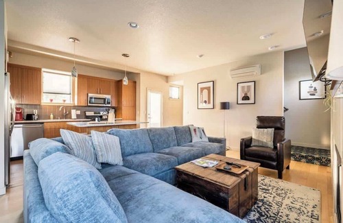 King House | Modern 3BR - Walk to Alberta Eats & Coffee