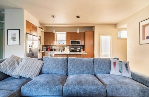 King House | Modern 3BR - Walk to Alberta Eats & Coffee