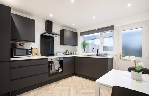 Livingston House | Modern 4 Bed House-Free Parking