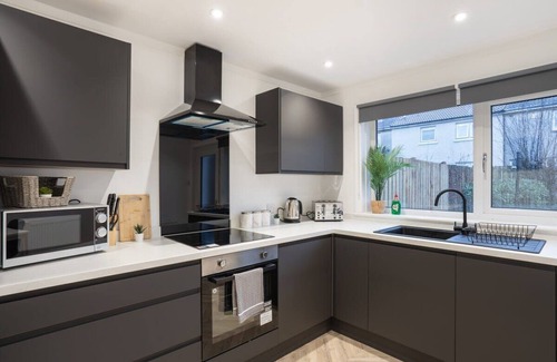 Livingston House | Modern 4 Bed House-Free Parking