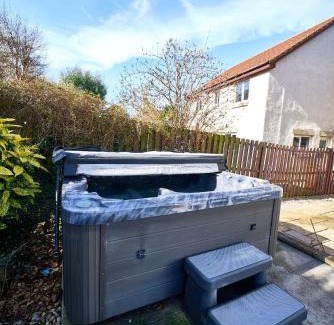 MacMerry Apartment | Modern 4-Bed Home, Tranent
