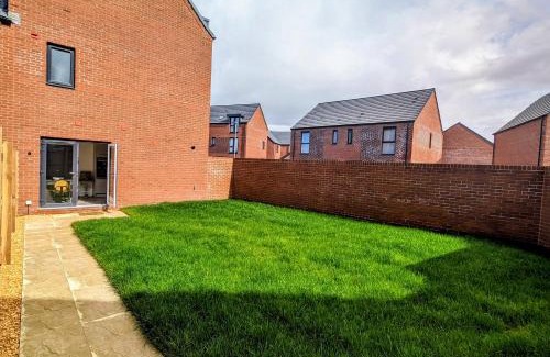 Llanwern House | Modern 4 bed house in Newport home away from home