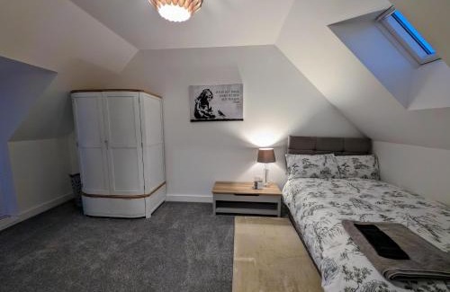 Llanwern House | Modern 4 bed house in Newport home away from home