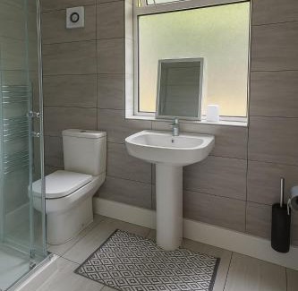 Christchurch Apartment | Modern 4 bed House with Free Parking