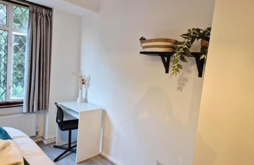 Christchurch Apartment | Modern 4 bed House with Free Parking