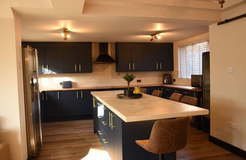 Olton House | Modern 4-bedroom house - Fast WIFI, NEC, HS2, B'ham Airport, Park Access