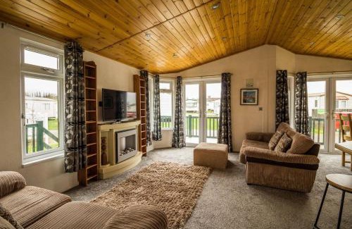 Hunstanton Cabin | Modern 4 Berth Lodge With Decking At Manor Park In Hunstanton Ref 23024W