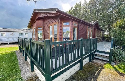 Hunstanton Cabin | Modern 4 Berth Lodge With Decking At Manor Park In Hunstanton Ref 23024W