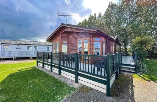 Hunstanton Cabin | Modern 4 Berth Lodge With Decking At Manor Park In Hunstanton Ref 23024W