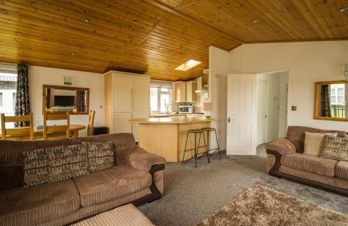 Hunstanton Cabin | Modern 4 Berth Lodge With Decking At Manor Park In Hunstanton Ref 23024W
