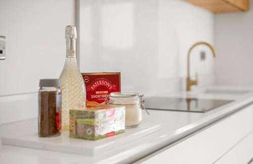Coulsdon West Apartment | Modern 4BR Home, Ideal for Long Stays & Relocation