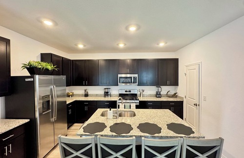 Del Valle House | Modern 4BR New Home w Luxury Touches