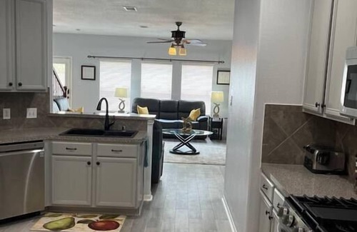 Spring House | Modern 5 Bedroom, 3 Full bathroom, + PlayStation.