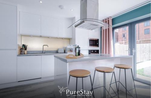Failsworth House | Modern 5 Bedroom House in Manchester by PureStay - Short Stay with Service Accommodation & Free Parking