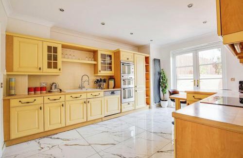Stanmore House | Modern 5 Bedroom House with Free Parking. Only 30 mins to Bond Street