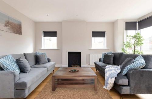 Southbourne House | Modern 5-Bedroom Retreat Nr Coast