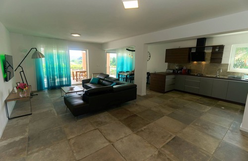 Vantacici Villa | Modern 5 * villa with pool, only 70m from the beach