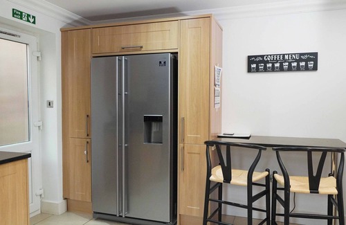Marston Green Apartment | Modern 5BR Home 5mins to HS2, JLR, NEC Birmingham - Smart TV, Wifi, Free Parking