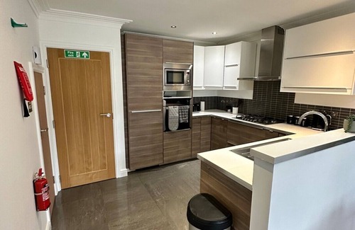 Woking House | Modern 7 Bedroom 7 Bed Home