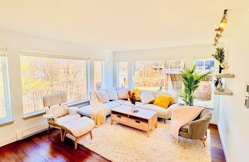 Moncton House | Modern 8 Bedroom Entire Home w/Backyard BBQ deck