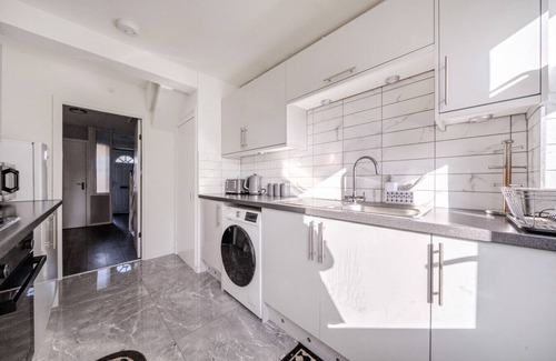 Abbey Wood House | Modern Abbeywood home with garden & parking