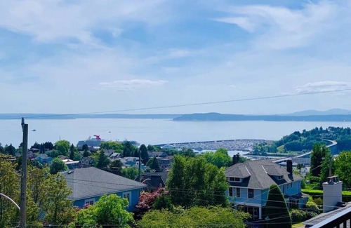 West Queen Anne Apartment | Modern, airy and bright, this private apartment sits on the top of Queen Anne hill.