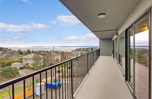 West Queen Anne Apartment | Modern, airy and bright, this private apartment sits on the top of Queen Anne hill.