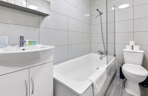 Seven Sisters Apartment | Modern and Luxurious 1 BR Flat