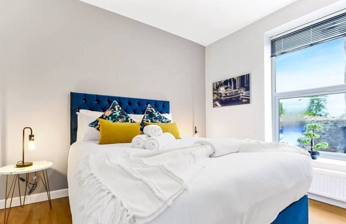 Seven Sisters Apartment | Modern and Luxurious 1 BR Flat