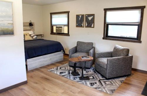 Rapid City House | Modern and Picturesque Lake-Side Cabin Located by Mount Rushmore in Rapid City
