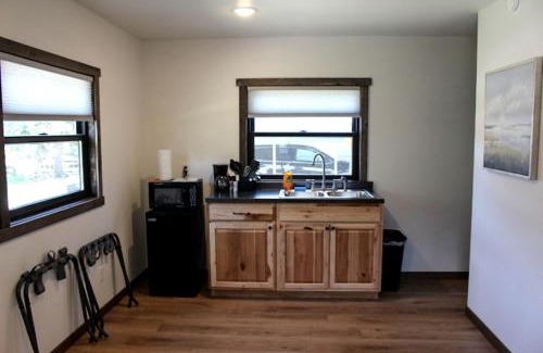 Rapid City House | Modern and Picturesque Lake-Side Cabin Located by Mount Rushmore in Rapid City