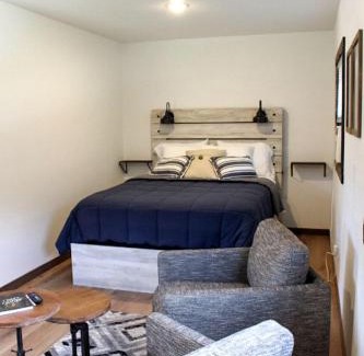 Rapid City House | Modern and Picturesque Lake-Side Cabin Located by Mount Rushmore in Rapid City