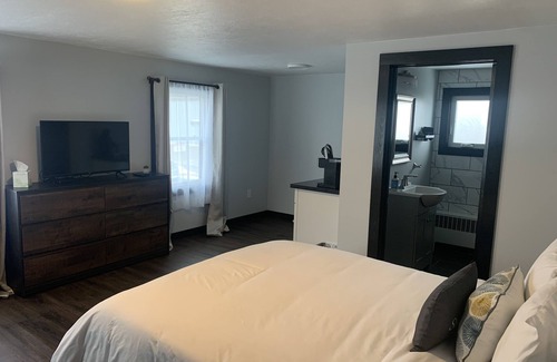 North Muskegon House | Modern and Private Queen Suite near Downtown