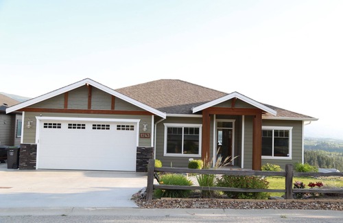 Black Mountain House | Modern and spacious 2 beds and 2 baths suite with fantastic view for 1-5 guests