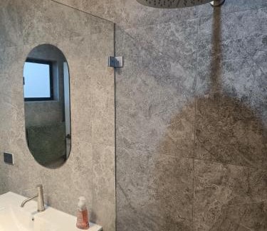 Guildford House | Modern and Spacious Queen Room with Attached Bathroom - NR2