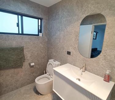 Guildford House | Modern and Spacious Queen Room with Attached Bathroom - NR2