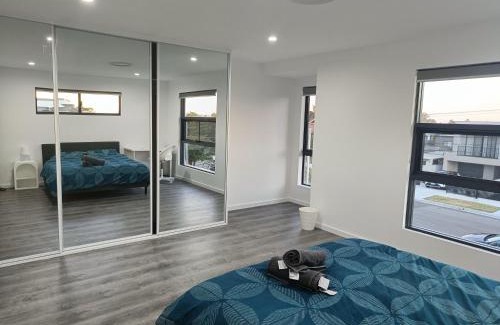 Guildford House | Modern and Spacious Queen Room with Attached Bathroom - NR2